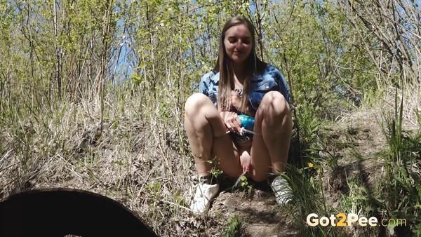 Pissing sweet blonde (1080p)