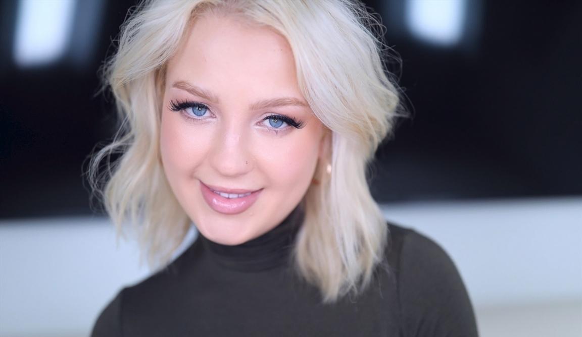 Annaleigh Reno - Amateur Allure Welcomes Annaleigh Reno, a Busty Blonde Texan that Loves Swallowing Cum FullHD 1080p