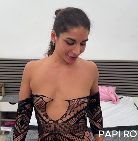 Lola Danger - DP Gangbang, joven italiana nos pide de romperle el culo, ama las dobles penetraciones FullHD 1080p/HD 720p